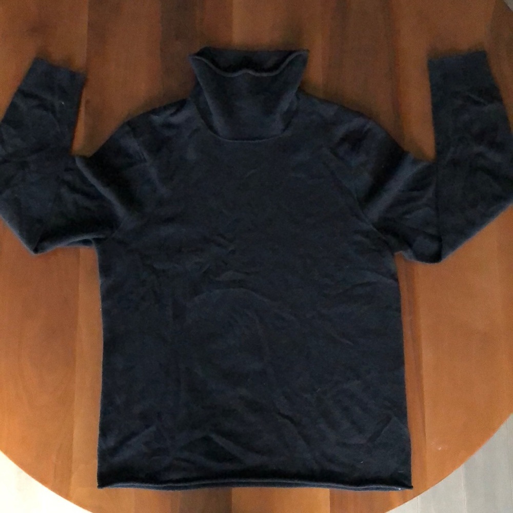 Men’s Recycled Cashmere roll neck turtle neck top. Black, size 2 ‘medium’.